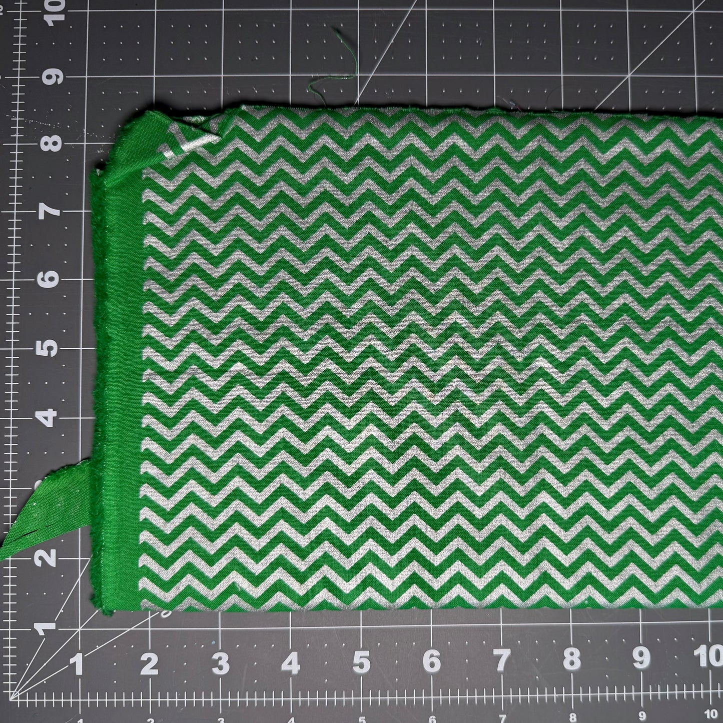 Sample Sale Collar - Metallic silver chevron on green