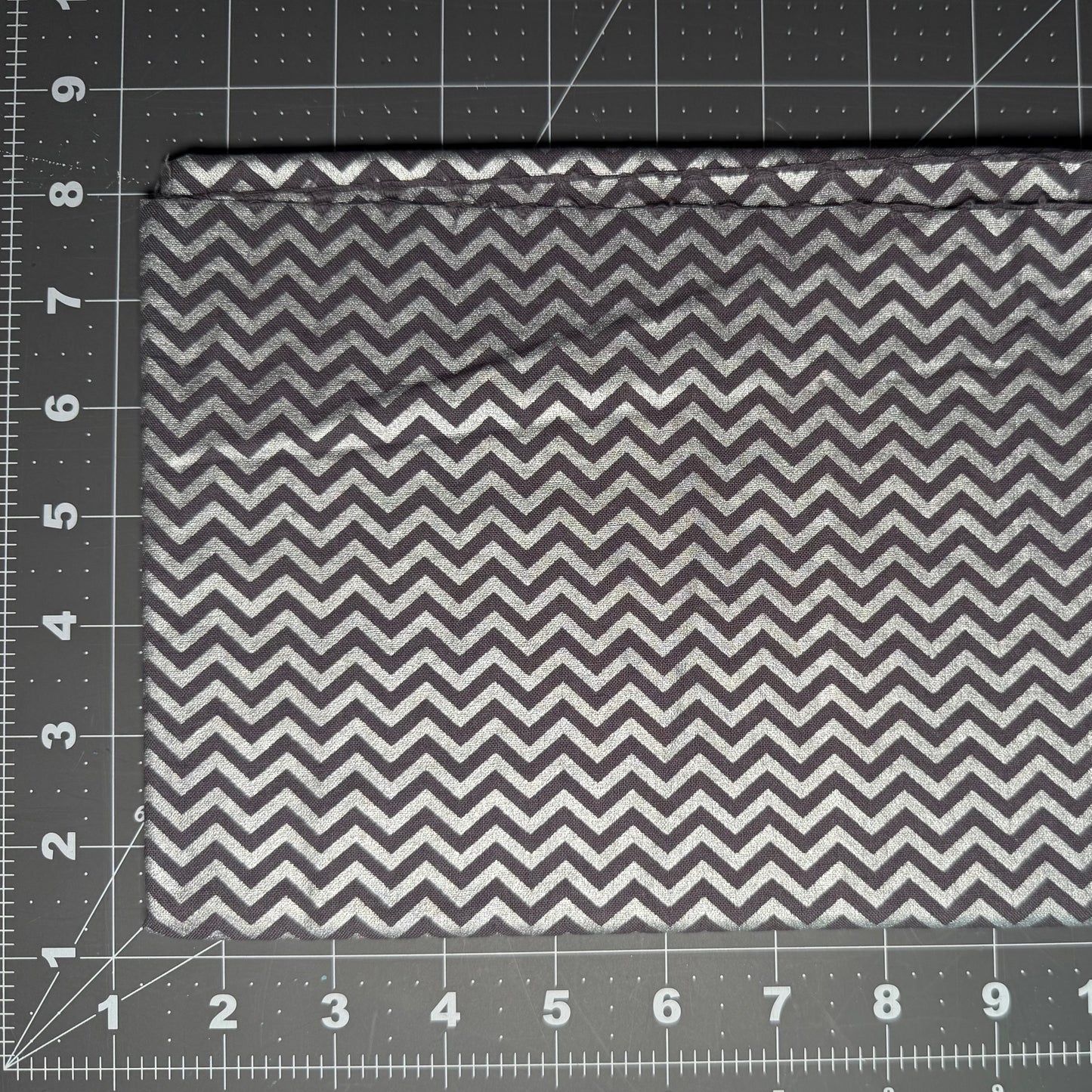 Sample Sale Collar - Metallic silver chevron on grey